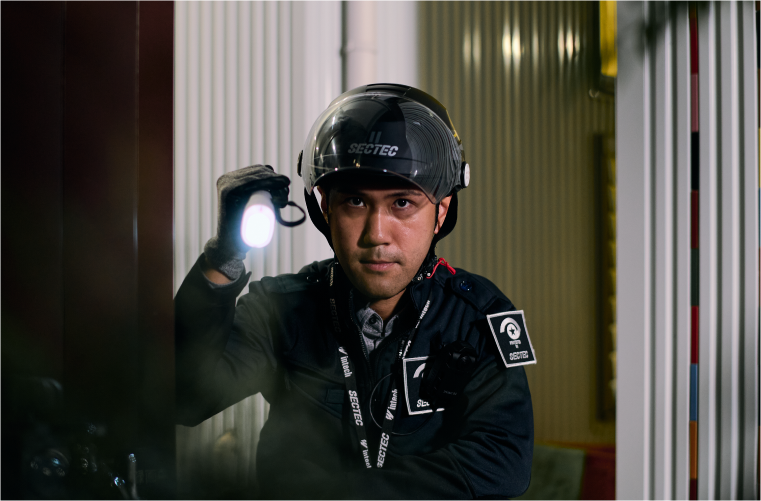 入口を警備するスタッフ